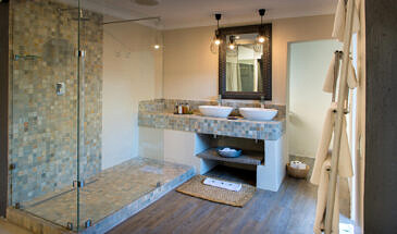 African Safari Guru - Simbavati River Lodge - Timbavati Game Reserve - Greater Kruger National Park - South Africa - Bathroom